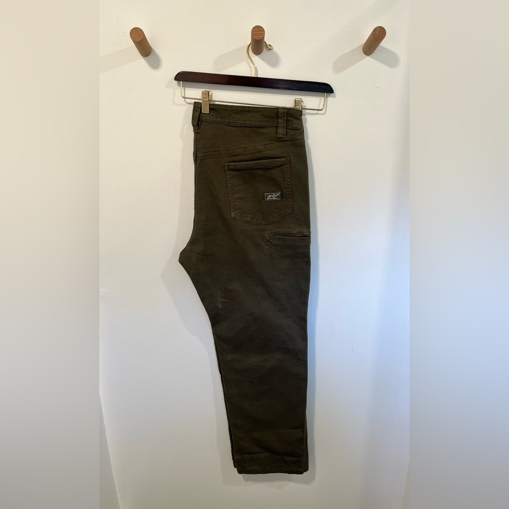 - Green 
- Great condition 
- Size 42x32
- Reach out for serious inquiries only